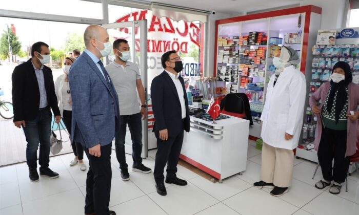 Vali Çiçek: “Eczacılarda sağlık personelleri gibi fedakarca çalıştı”