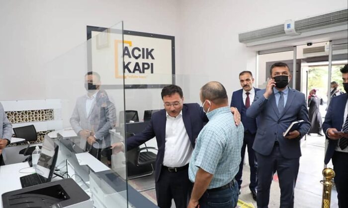 Vali Çiçek, vatandaşla bizzat ilgilendi