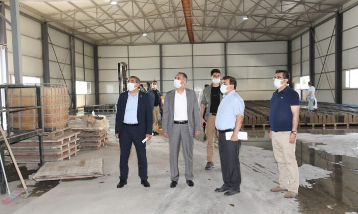 Vali Çuhadar, kilitli parke üretim tesisini inceledi