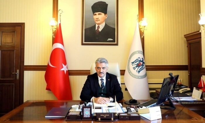 Vali Makas: “102 yıl önce bugün, Atatürk’ü büyük bir sevinç ve coşku ile karşılayan Erzincanlılar, her zaman birlik ve beraberlik içerisinde Atamıza destek olmuştur”