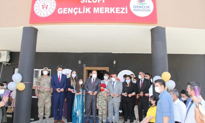 Vali Pehlivan, Silopi’de gençlerle türkü söyledi