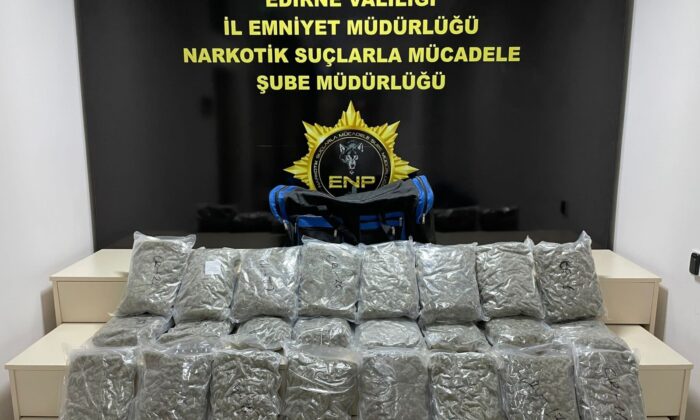 Valiz dolusu uyuşturucuyla yakalandılar