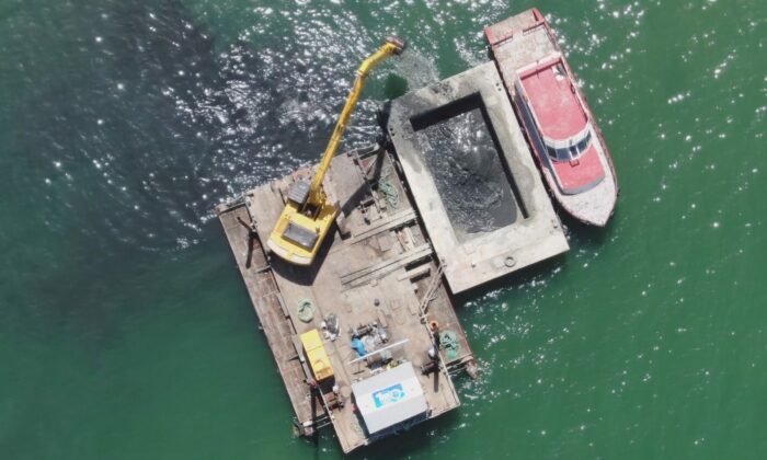 Van Gölü’nde kötü kokuya neden olan dip çamur temizliği başladı