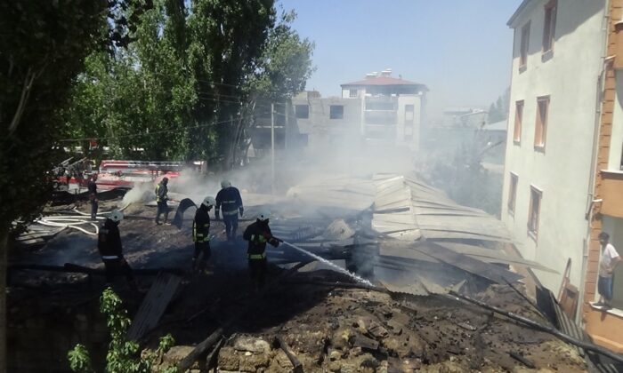 Van’da ahır yangını: 3 yaralı