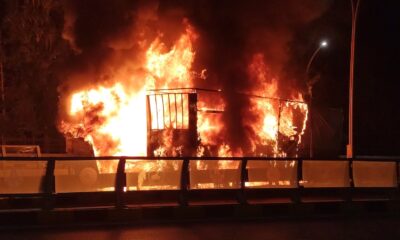 Van’da tır yol ortasında alev alev yandı