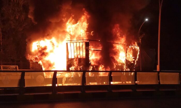 Van’da tır yol ortasında alev alev yandı