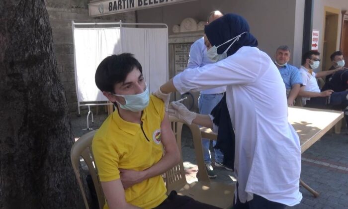 Vatandaşlar caddede kurulan mobil aşı istasyonunda aşılarını oluyor