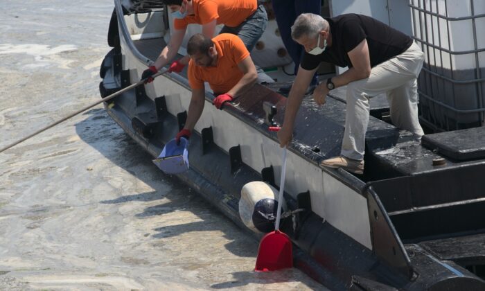Vatandaşlar deniz salyasını küreklerle topladı