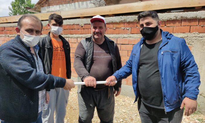 Vatandaşların değnekle kurban pazarlığı