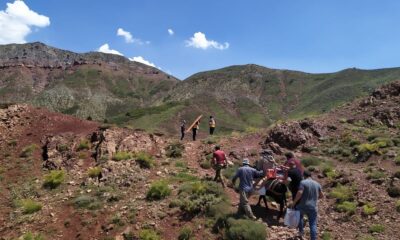 Vefakar sağlıkçılar, 2 bin 500 rakımdaki hastaya yaya ulaştı, ambulans helikopterle hastaneye gönderildi