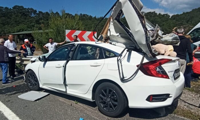 Viraj bariyerlerine ok gibi saplanan otomobildeki çocuk hayatını kaybetti