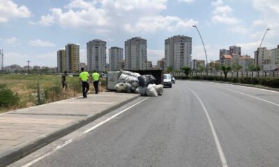 Virajı alamayan elyaf yüklü kamyonet devrildi: 1 yaralı