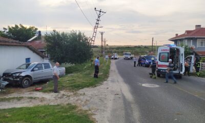 Virajı alamayan kamyonet elektrik direğine çarptı: 4 yaralı