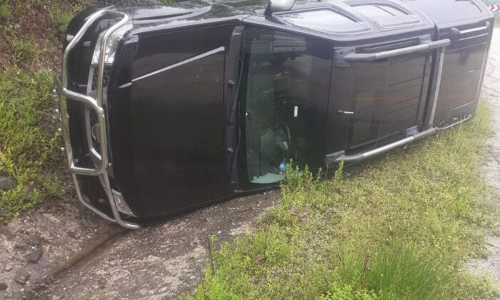 Virajı alamayan kamyonet, şarampolde devrildi