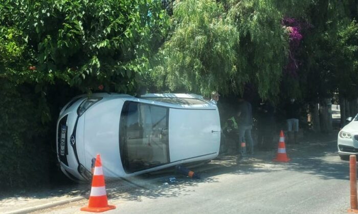 Virajı alamayan otomobil yan yattı