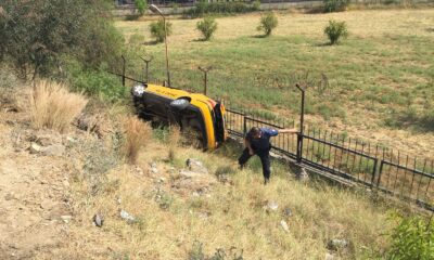 Virajı alamayan taksi şarampole devrildi