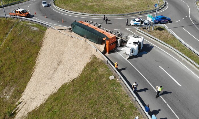 Virajı alamayan tır devrildi, sürücü içinde sıkıştı, talaşlar yola döküldü