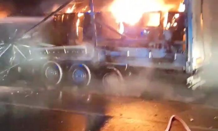 Virajı alamayan tır elektrik direğine çarpıp patlayarak alev aldı