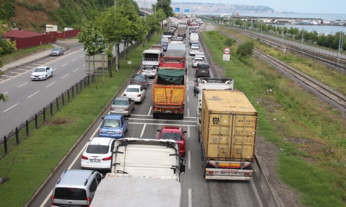 Viyadük üzerinde 3 araç çarpıştı, trafik felç oldu