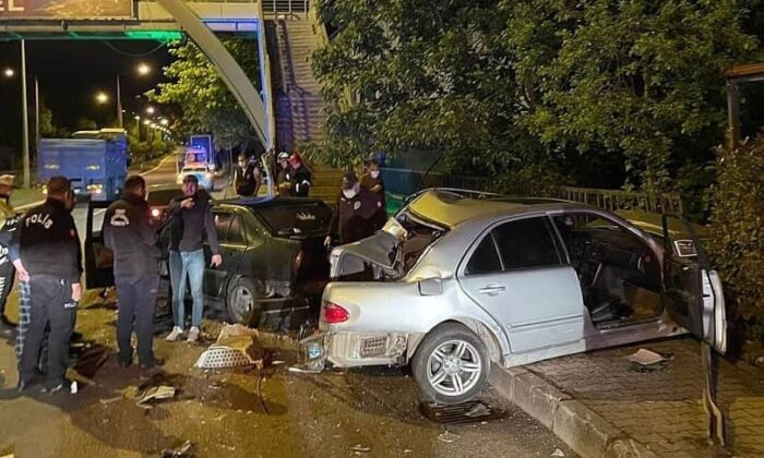 Yabancı plakalı tır, park halindeki 3 otomobile çarptı: 1 ölü