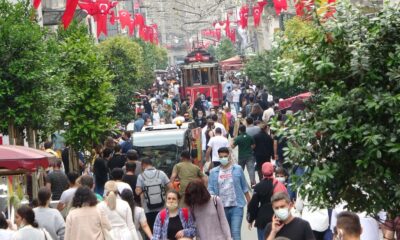 Yağış sonrası İstiklal Caddesi’nde yoğunluk