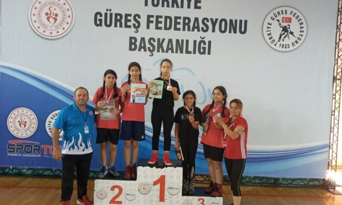 Yağmur Emir Güreşte Türkiye şampiyonu