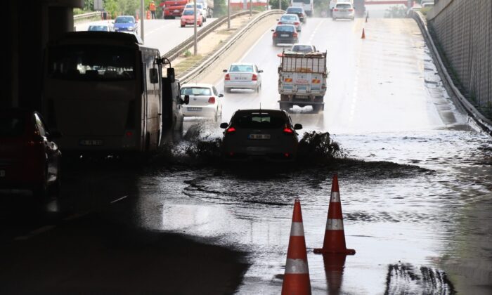 Yağmur sonrası alt geçitte biriken sular 20 saattir tahliye ediliyor