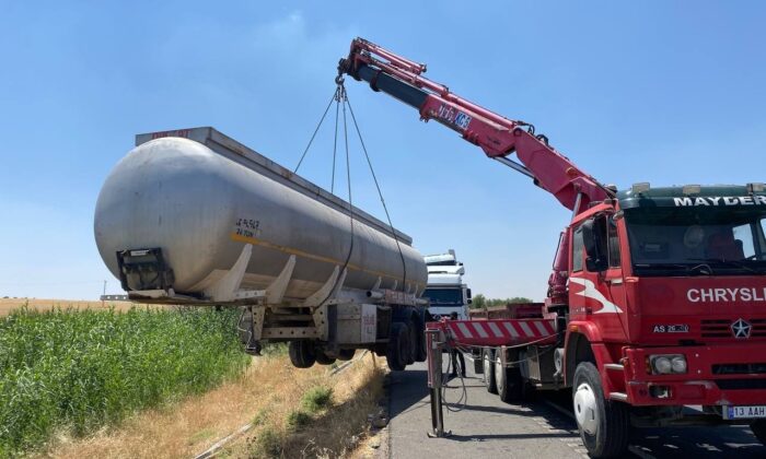 Yakıt tankeri şarampole devrildi