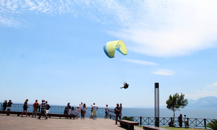 Yamaç paraşütçüleri, yaşanan kaza ve yasağa rağmen uçmaya ara vermiyor