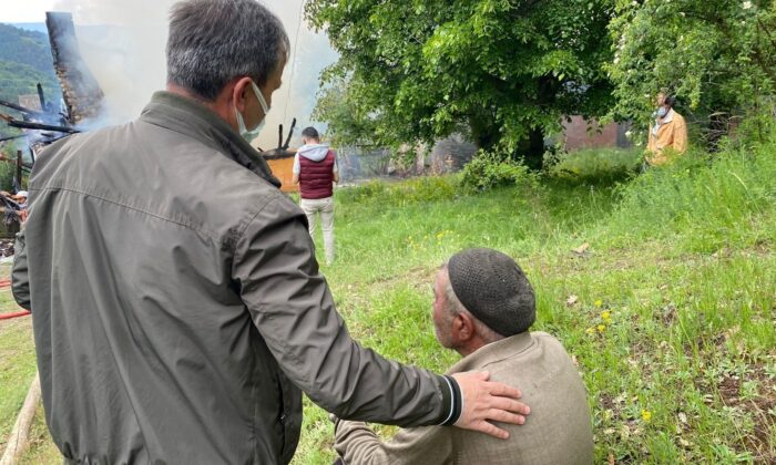 Yanan evini gözyaşlarıyla izledi