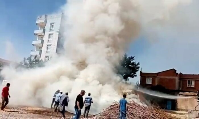 Yanan odunları itfaiye ekipleri söndürdü