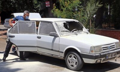 Yanarken kornası takılı kalan otomobil, sesi duyan mahalleli tarafından söndürüldü