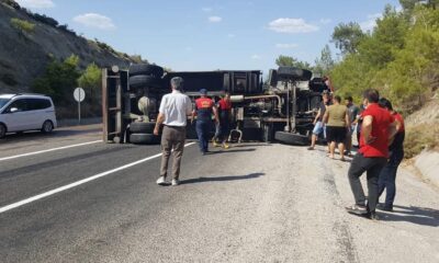 Yangına müdahaleye giden itfaiye aracı devrildi: 2 yaralı