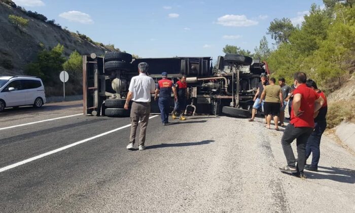 Yangına müdahaleye giden itfaiye aracı devrildi: 2 yaralı