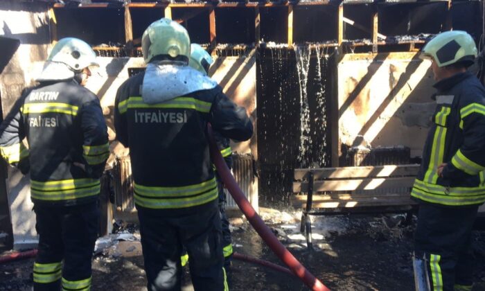 Yangında alevler arasında mahsur kalan anne ve oğlu yaralandı