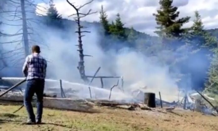 Yangında hayvanları kurtarmak isterken hastanelik oldu