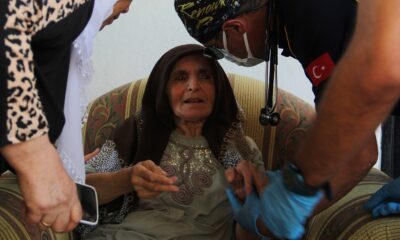 Yangında mahsur kalan yaşlı kadını komşuları kurtardı