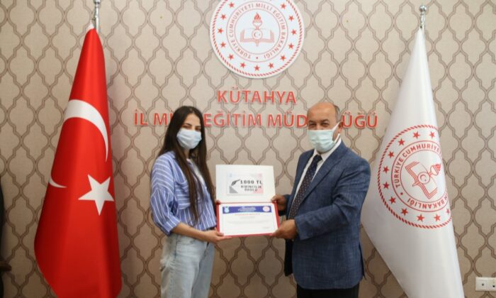 Yarışmada dereceye giren öğrencilere ödül