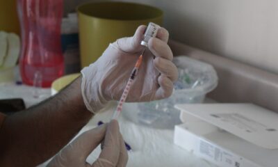 Yaş sınırı düşüyor, vatandaşlar korona virüs aşısı olmak için sıraya giriyor