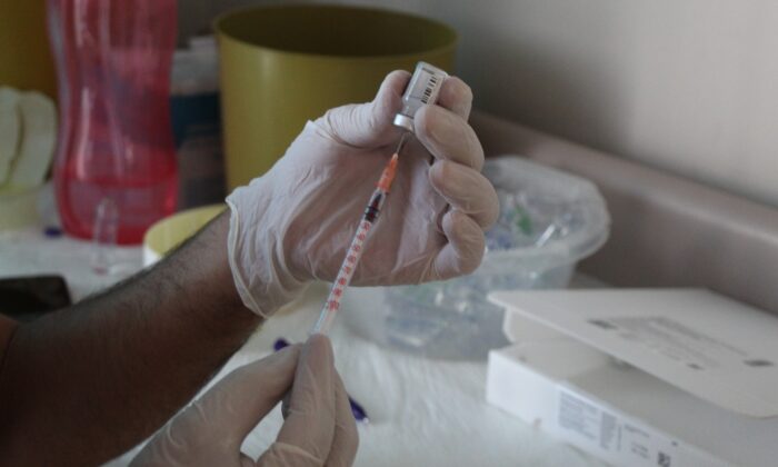 Yaş sınırı düşüyor, vatandaşlar korona virüs aşısı olmak için sıraya giriyor