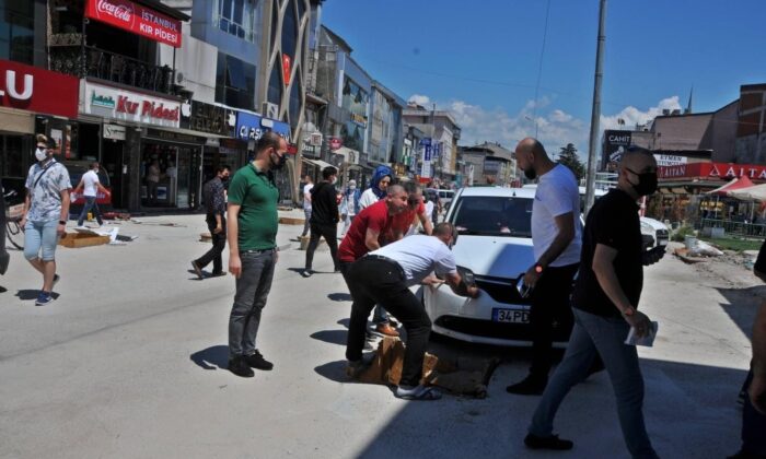 Yasak caddeye giren otomobil çukura düştü