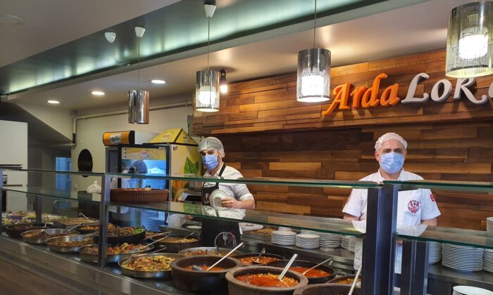 Yasak kalktı, lokantaya koştular