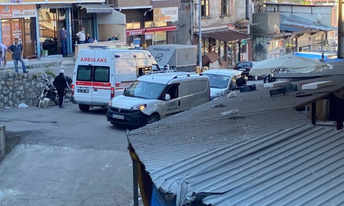 Yaşlı adam iki metre yüksekten beton zemine düştü