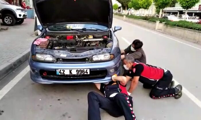 Yavru kedi, sıkıştığı otomobilden kurtarıldı