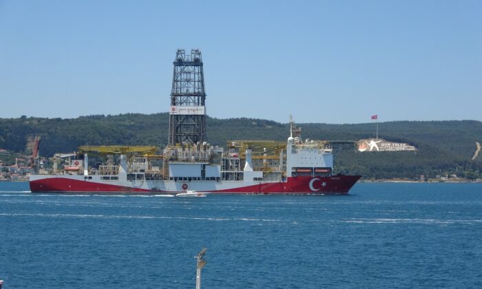 Yavuz sondaj gemisi Çanakkale Boğazı’ndan geçti