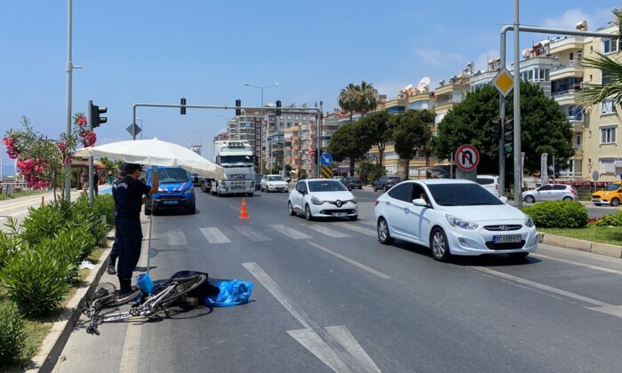 Yaya geçidinde hafif ticari aracın çarptığı bisikletli genç kız öldü