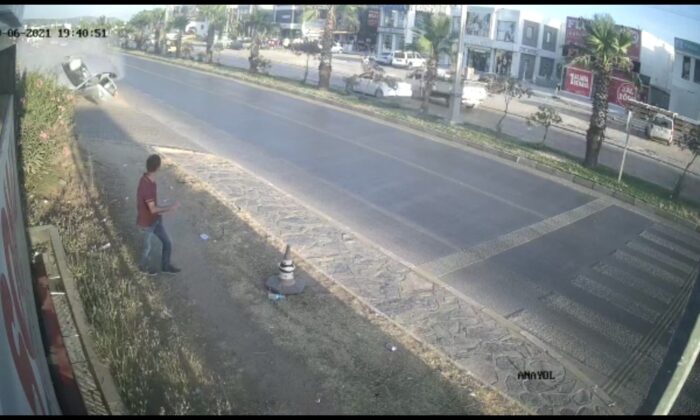 Yayaya çarpmamak için manevra yaptı taklalar atan araçtan sağ çıktı, kaldırımda yürüyen vatandaş ise ezilmekten son anda kurtuldu