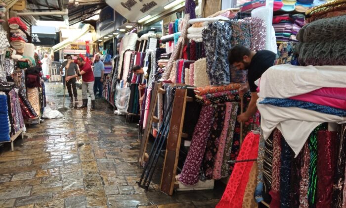 Yaz yağmuru Tarihi Kemeraltı Çarşısı’nı göle çevirdi