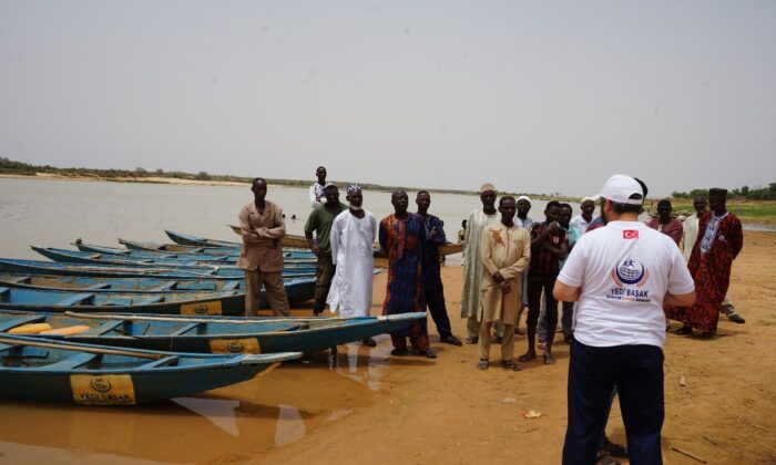 Yedi Başak’tan Nijer vatandaşlarına balıkçı teknesi