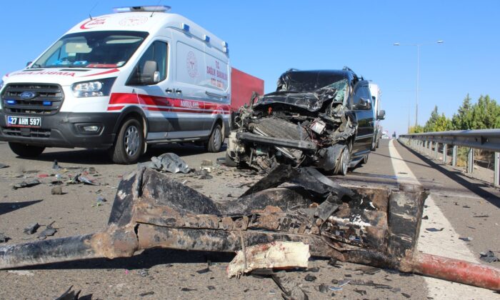 Yeni aldıkları otomobille tıra arkadan çarptılar